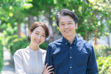 笑顔でカメラ目線の日本人夫婦