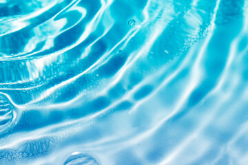 .水面に波が発生してきれいな青い背景