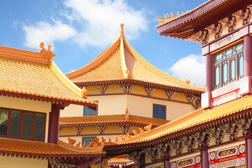 Fototapeta na wymiar Chinese temple building with blue sky