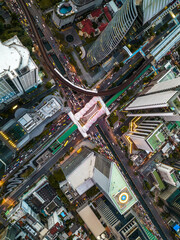 Obraz premium Aerial view of Skywalk Chong Nonsi Bridge in Sathorn, business district, Bangkok, Thailand
