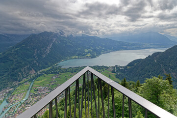 Fototapeta na wymiar Vue sur le lac de Thoune en Suisse