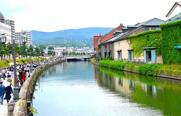 Fototapeta na wymiar 北海道の小樽運河と小樽倉庫、日本の観光地