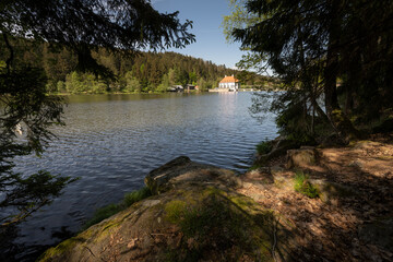 Obraz premium Höllensteinsee mit Wasserkraftwerk im Bayrischen Wald