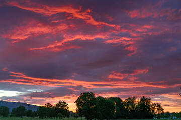 leuchtendes Abendrot nach dem Sonnenuntergang in Dornbirn, Vorarlberg, Austria. tolle Stimmung mit...