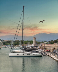 Coucher de soleil sur les voiliers dans le port Vauban à Antibes sur la côte d'Azur