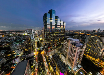 Obraz premium Aerial view of Skywalk Chong Nonsi Bridge in Sathorn, business district, Bangkok, Thailand
