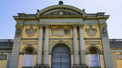 Obraz premium 奈良公園から奈良国立博物館（奈良県奈良市）