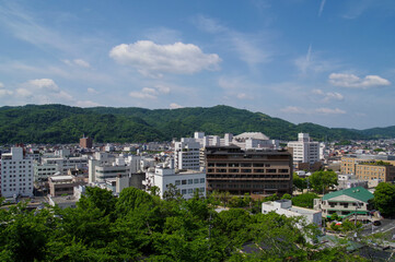 Fototapeta na wymiar 高台の公園から眺める津山の市街地