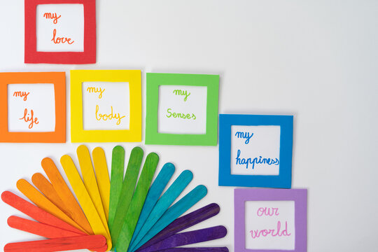 peque&ntilde;os carteles de colores con mensajes de apoyo a la comunidad LGBT con espacio para texto