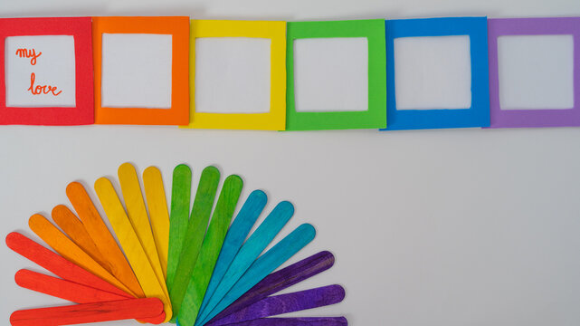peque&ntilde;os carteles de colores para incluir mensajes de apoyo a la comunidad LGBT en formato panor&aacute;mico 