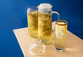 Preparation of elderberry sirup, leaching of elderberry flower in two glass, drink.
