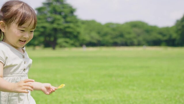 公園で遊ぶ親子