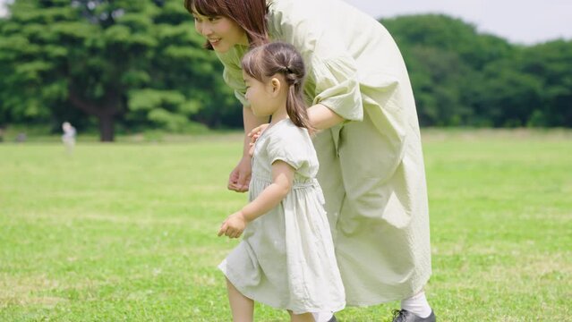 公園で遊ぶ親子