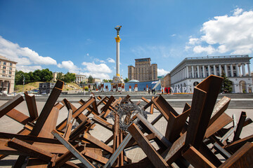 Independence Monument in Kyiv with Czech hedgehog during russian war © Ruslan