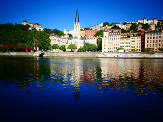 Obraz premium Les quais de Saône à Lyon avec vue sur le quartier du Vieux Lyon au pied de la colline de Fourvière