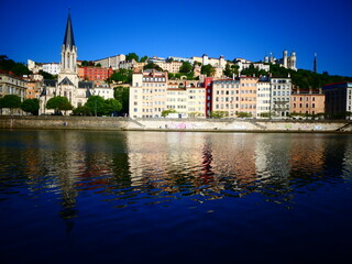 Fototapeta na wymiar Les quais de Saône à Lyon avec vue sur le quartier du Vieux Lyon au pied de la colline de Fourvière