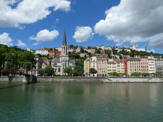 Fototapeta na wymiar Les quais de Saône à Lyon avec vue sur le quartier du Vieux Lyon au pied de la colline de Fourvière