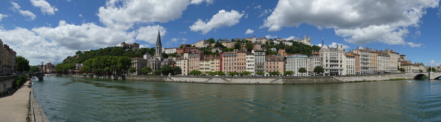 Les quais de Saône à Lyon avec vue sur le quartier du Vieux Lyon au pied de la colline de...