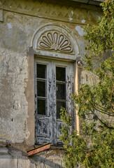 Ramingdorf, Schloss, klein, unscheinbar, Mittelalter, Brauerei, Wirtschaftsgebäude, Turm, Uhrturm, Uhr, Zeiger, Ecktürme, Ecktürmchen, zierlich, verwittert, renovieren, renovierungsbedürftig, Geschlec