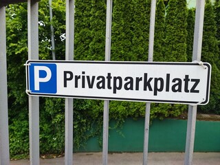 schild privatparkplatz - obrazy, fototapety, plakaty
