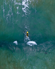 Surfeur par drone vue d'oiseau