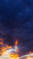 Fototapeta na wymiar De magnifiques teintes orangées colorent le ciel du crépuscule, sous des nuages de moyenne altitude
