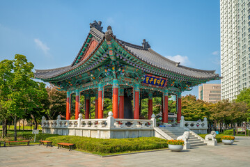Obraz premium Bell Pavilion in Gukchaebosang Memorial Park. the translation of the Korean characters is 