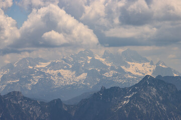 Fototapeta na wymiar Wildromantische Alpenlandschaft; Dachsteingebirge vom Schafberg gesehen (Blick über den Rinnkogel)