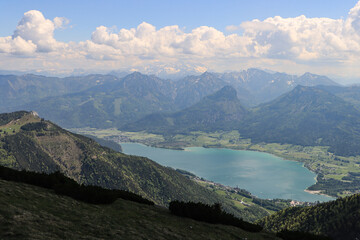 Wundersch&ouml;nes Salzkammergut; Blick vom Schafberg hinunter zum Wolfgangsee und weiter &uuml;ber Rettenkogel, Rinnkogel und Sparber zum Dachsteingebirge