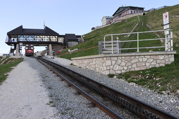 Fototapeta na wymiar Historische Schafbergbahn im Salzkammergut; Bergstation und Schafberghaus auf dem Gipfel