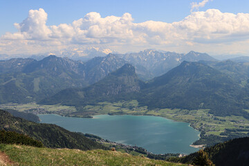 Zauberhaftes Salzkammergut; Blick vom Schafberg über den Wolfgangsee gegen Dachsteingebirge mit Sparber und Bleckwand 