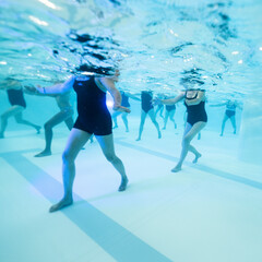 aquagym, cours de sport en piscine, photo sous l'eau.