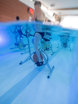 aquabike, cours de sport en piscine, photo sous l'eau.