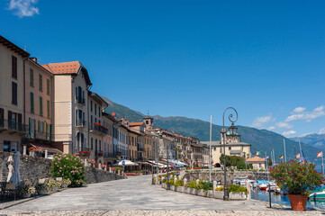 Promenade with historic house facades in Cannobio in Piedmont in Italy © Jürgen Wackenhut