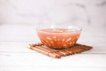 Obraz na płótnie Canvas Tasty baked beans in a bowl on table 