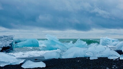 Gletscher Fjord und Gletscher Lagune. Kleine Eisstücke und riesige Eisberge - alles mit bewölktem...