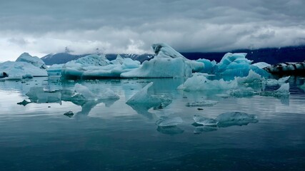 Gletscher Fjord und Gletscher Lagune. Kleine Eisst&uuml;cke und riesige Eisberge - alles mit bew&ouml;lktem Himmel.