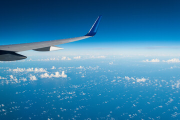 きれいな青空,  　飛行機の翼,  　航空機と空,  　上昇,  　壁紙イメージ,  　空背景,  　素材,  　beautiful blue sky,   airplane,   wings,   aircraft,   sky rising,   wallpaper ,  image,   sky,   background material,  
