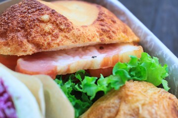 彩り鮮やかな美味しそうなサンドイッチ