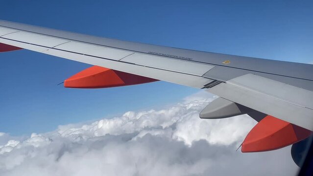 avion en virage vue sur l'aile