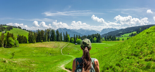 Fototapeta Frau beim Wandern im Bregenzer Wald in Vorarlberg obraz