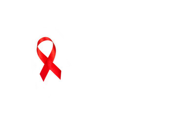 Lazo cinta roja de concienciación sobre el SIDA sobre un fondo blanco liso y aislado. Vista...