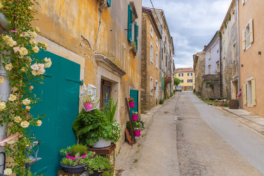 Fototapeta Streets of Momjan town in Istra, Croatia