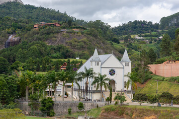 Fototapeta na wymiar Vista panoramica de cidade com igreja antiga