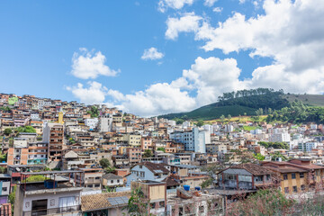 Favela urbana com casa sobrepostas