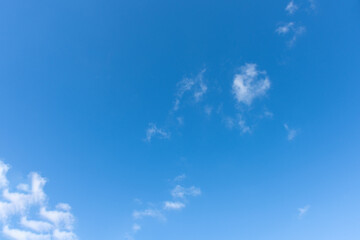 Céu azul limpo em dia de verão