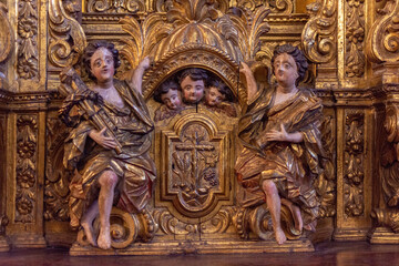 Vista parcial de santos esculpidos em ouro