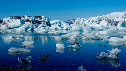 Fototapeta na wymiar Eisberge und Eisstücke im Sonnenschein am Gletscher in Island.