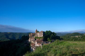 Fototapeta na wymiar Le village pittoresque de Saint-Privat-d'Allier dans le département de la Haute-Loire en Auvergne sur les chemins de Compostelle en France