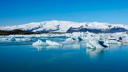 Eisberge und Eisstücke im Sonnenschein am Gletscher in Island.